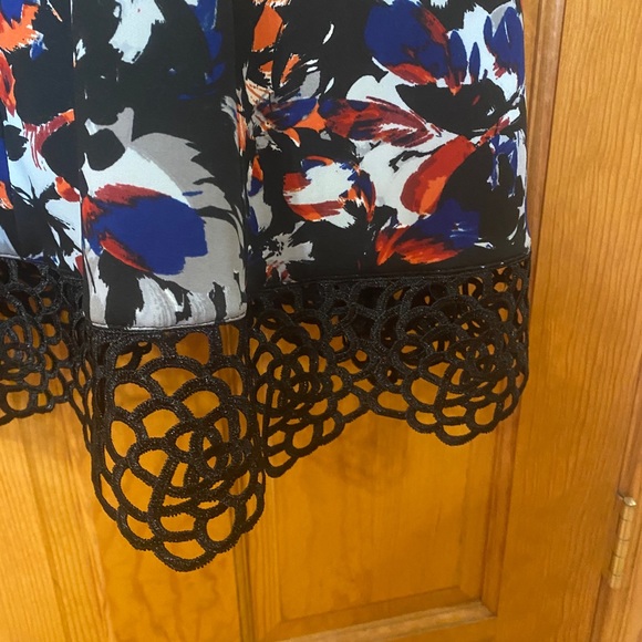 Floral dress with lace trim - Picture 3 of 4